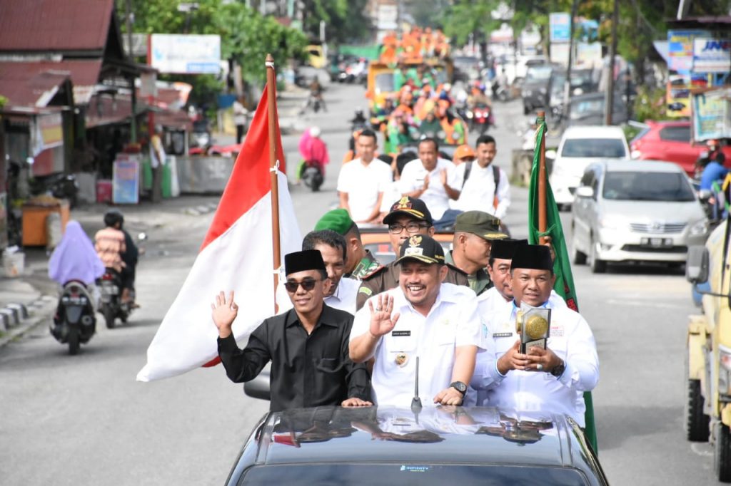 Selesai Upacara, Piala Adipura Diarak Keliling Kota Bangkinang