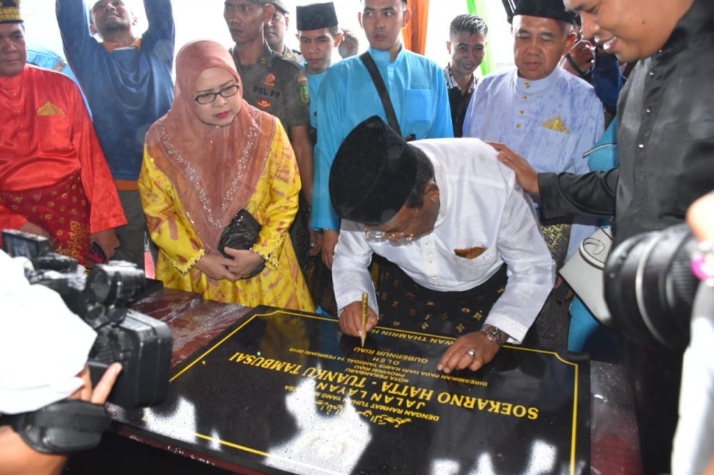 2 Prasasti Fly Over Ditandatangani Sekaligus Jembatan Siak IV Diresmikan Gubernur Riau