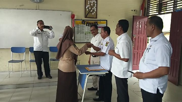 Kepala Dinas Dukcapil Kampar Serahkan KTP-el Ke Sekolah SMAN 1 Kampar Utara