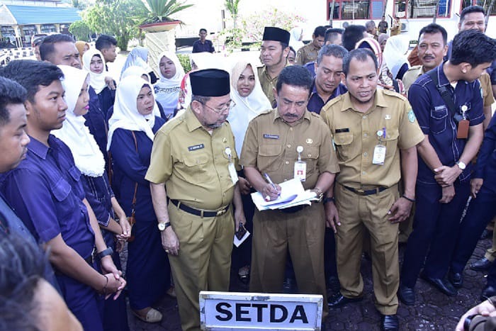 Sekda Sidak  Pegawai Dihalaman Kantor Bupati Setelah Apel