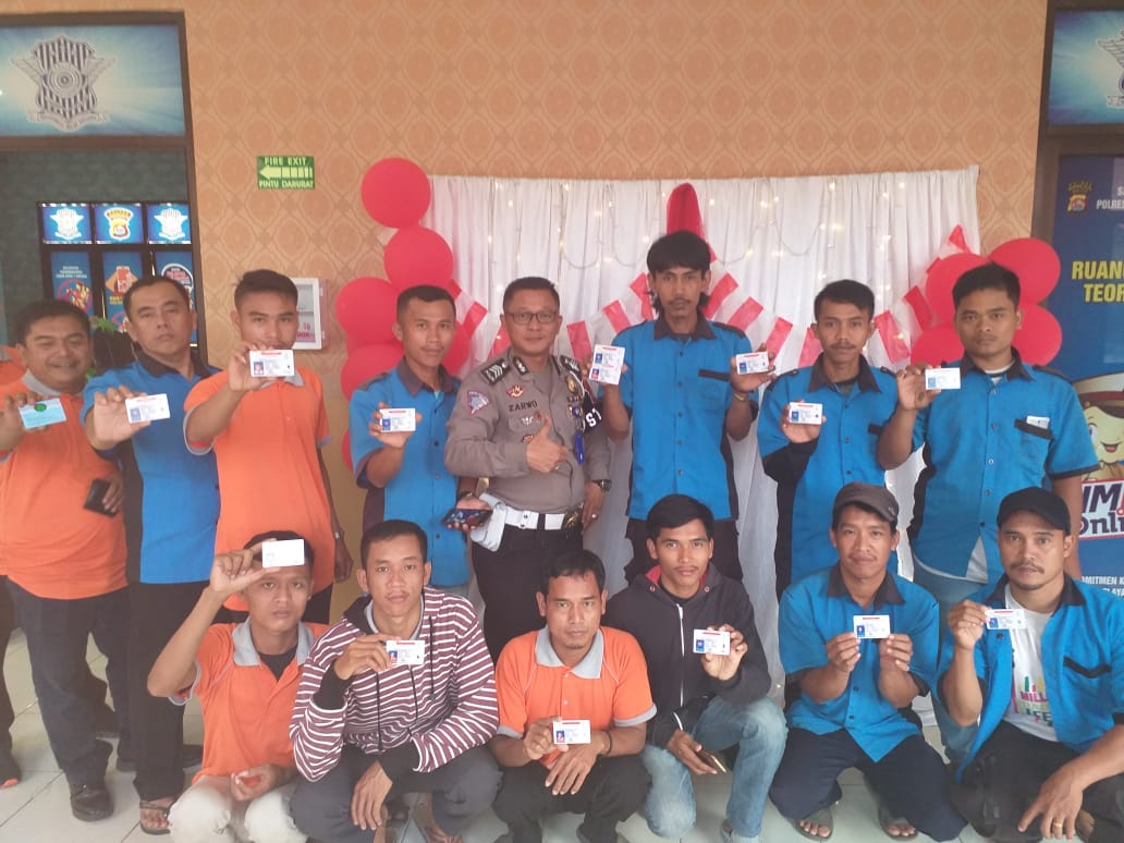 Kapolda Banten Apresiasi Kinerja Petugas Cleaning Service dengan Bantu Buatkan SIM Secara Kolektif