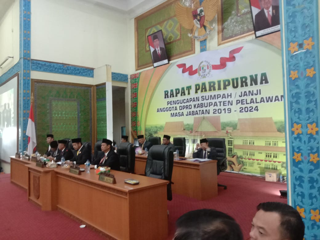 Pengucapan Sumpah/Janji  Anggota DPRD Kabupaten Pelalawan Disambut Aksi Damai Oleh Adik Adik Mahasiswa