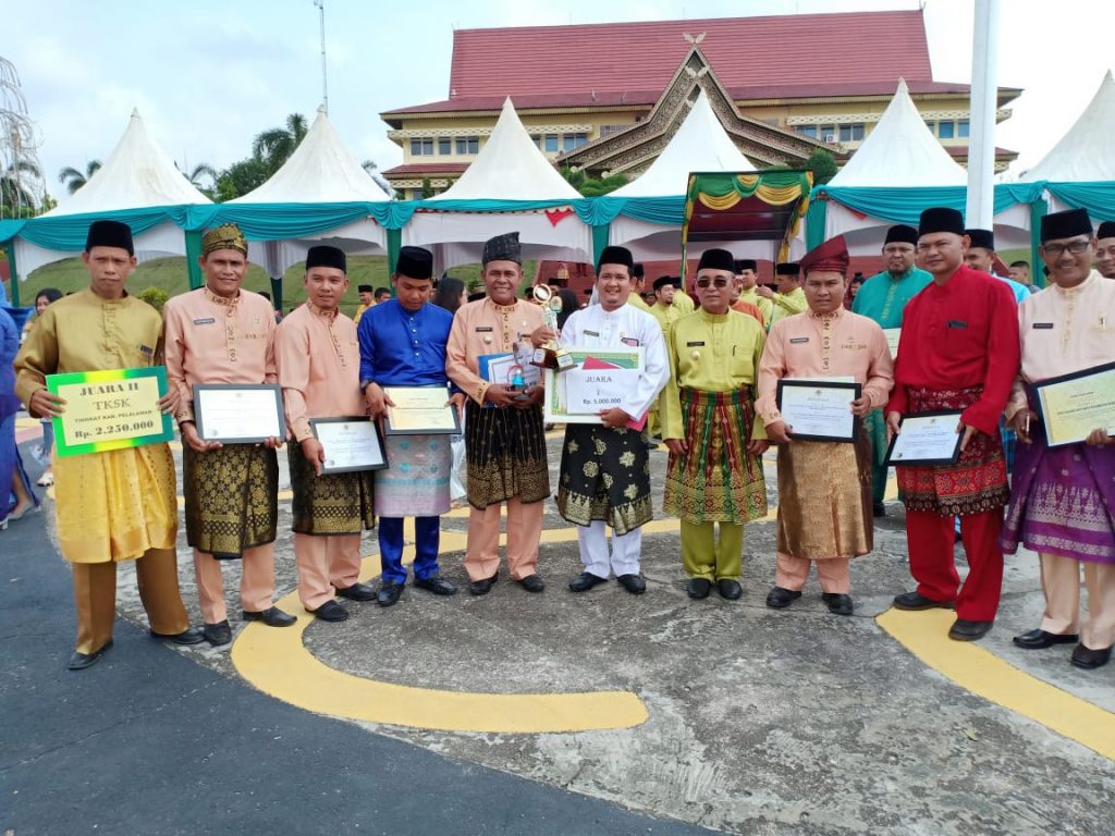 Bupati Pimpin Upacara Apel Hari Jadi Kabupaten Pelalawan Yang Ke20