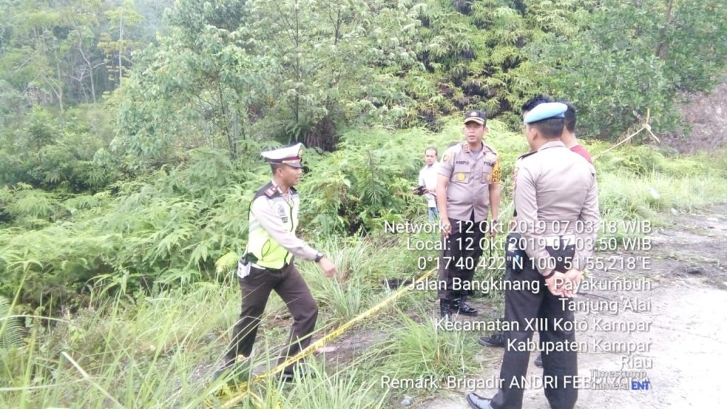 Kapolres Kampar Sampaikan Himbauan Saat Tinjau TKP Laka Lantas di Jalan Lintas Riau Sumbar