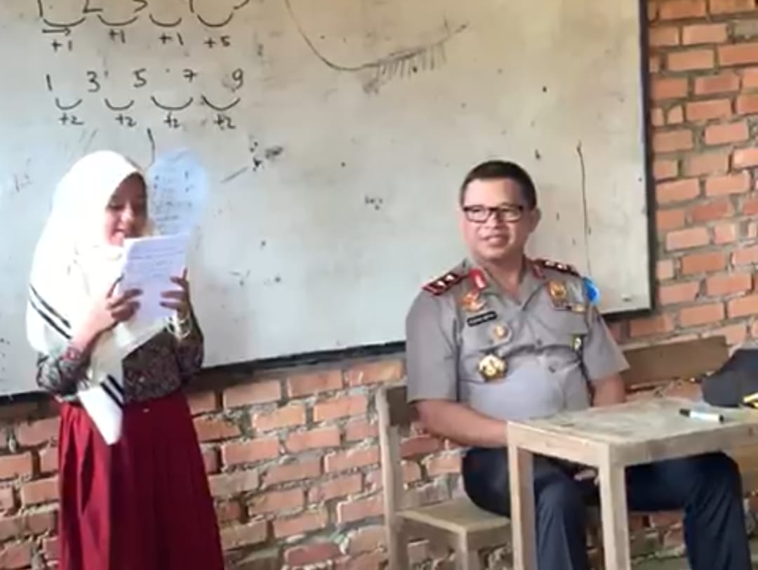 Kapolda Riau Kunjungi Sekolah Terisolir di Wilayah Desa Batu Sasak Kec. Kampar Kiri Hulu