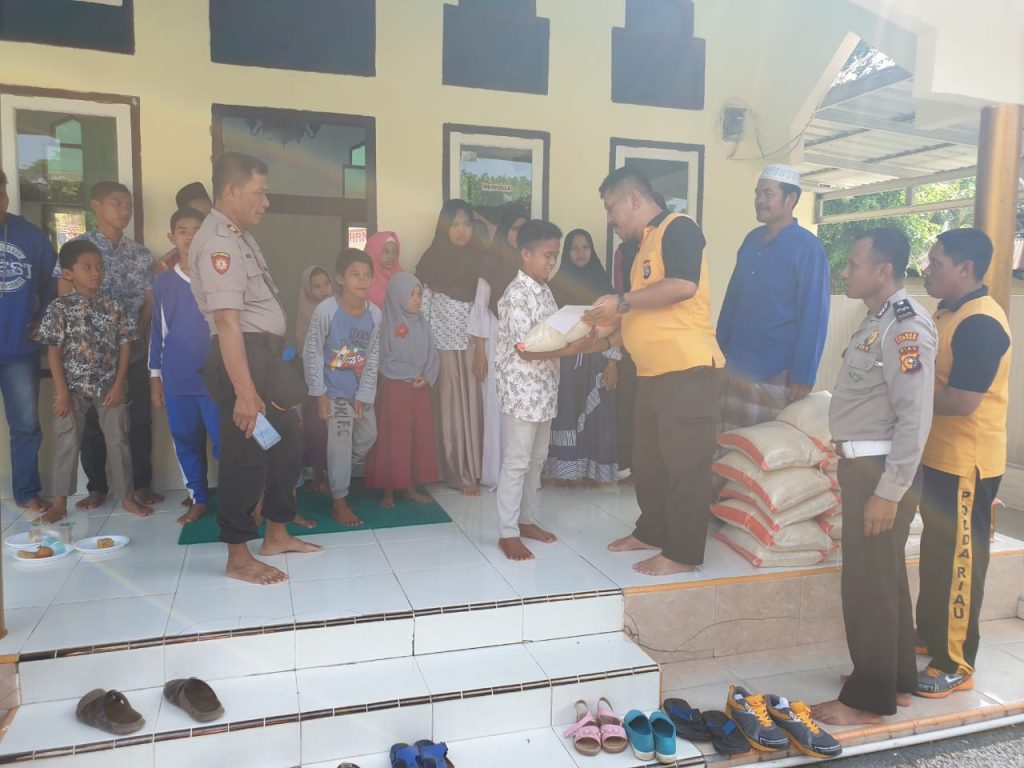 Kapolsek Tapung Santuni Anak Yatim