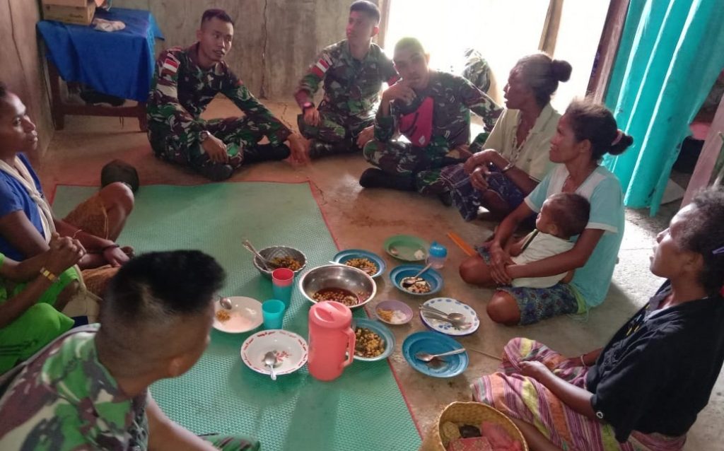 Jalin Kebersamaan, Satgas Pamtas RI-RDTL Yonif 132/BS, Kunjungi Keluarga Asuh (Orang Tua Angkat) di Perbatasan