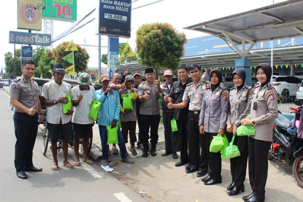 Peduli Sesama, Polisi Sambangi Pengayuh Becak Bersama Tim Jum’at Barokah