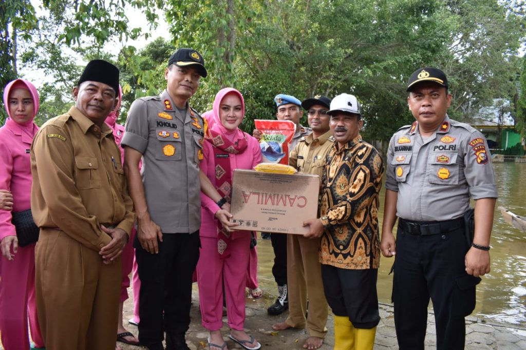 Kunjungi Korban Banjir di Siak Hulu, Kapolres Kampar dan Ketua Cab. Bhayangkari Berikan Bantuan