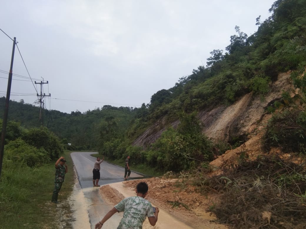 Longsor di Km 83 Jalan Lintas Riau – Sumbar Desa Merangin, Arus Lalin Sementara Sistem Buka Tutup