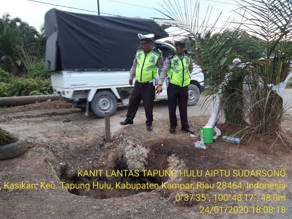 Jalan lintas Petapahan – Simpang TB Km 75/76 Amblas, Anggota Polsek Tapung Hulu Lakukan Pengaturan Dilokasi