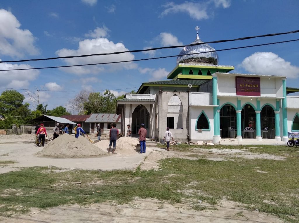 Remaja Mesjid Dan Pengurus Berserta Jemaah Mesjid Alfalah Gelar Gotong Royong