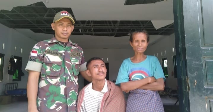 Kepedulian TNI Kepada Masyarakat, Satgas Pamtas RI-RDTL Yonif 132/BS, Menyunat Warga Perbatasan