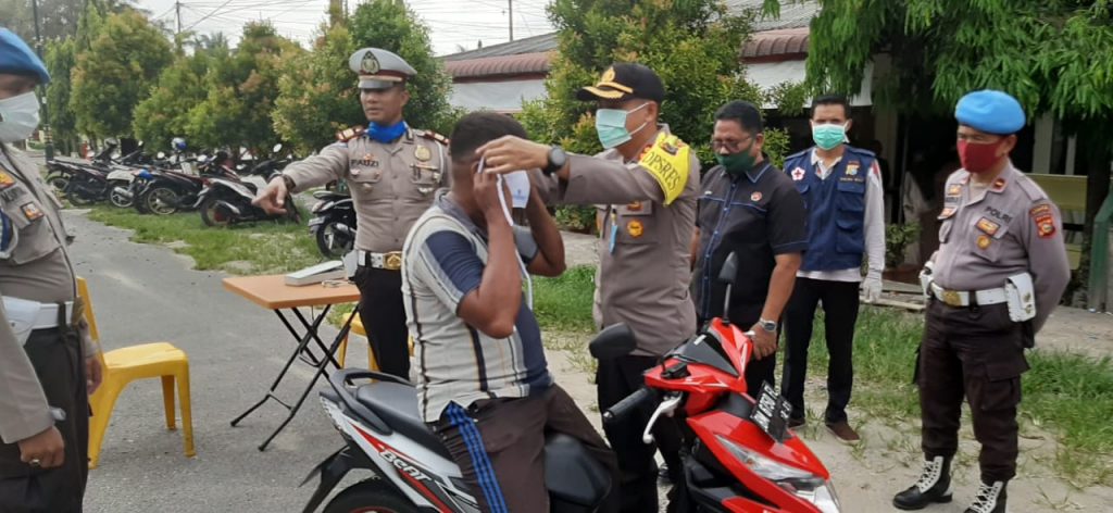 Kapolres Kampar didampingi Kasat Lantas Bagikan Masker kepada Pengguna Jalan Cegah Covid-19