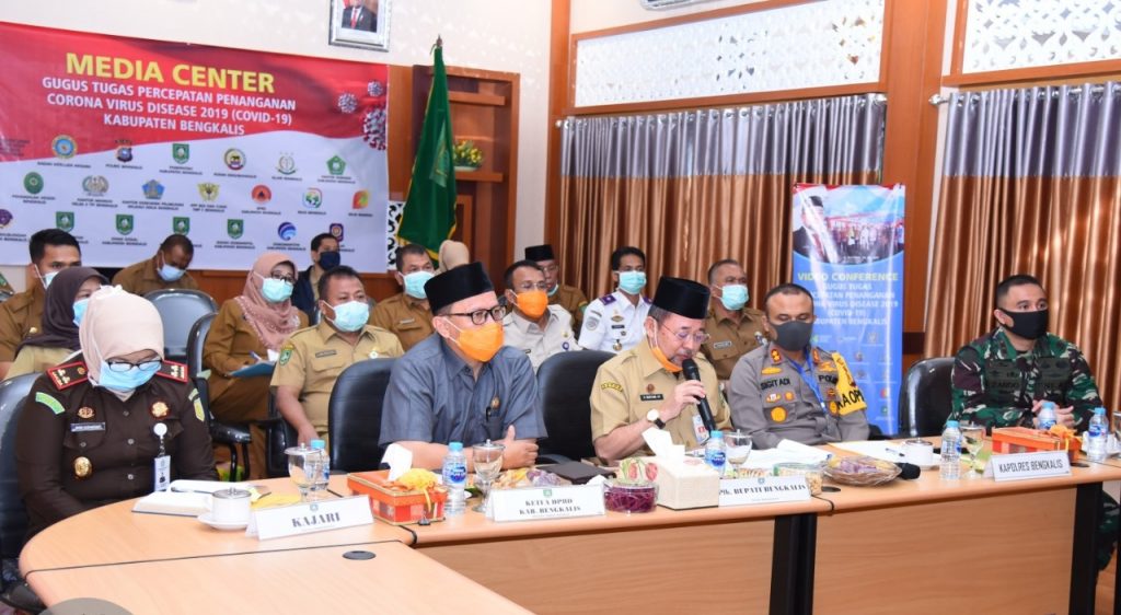 Ketua DPRD Bengkalis H. Khairul Umum Menghadiri Video Conference di Ruang Rapat Kantor Bupati Bengkalis