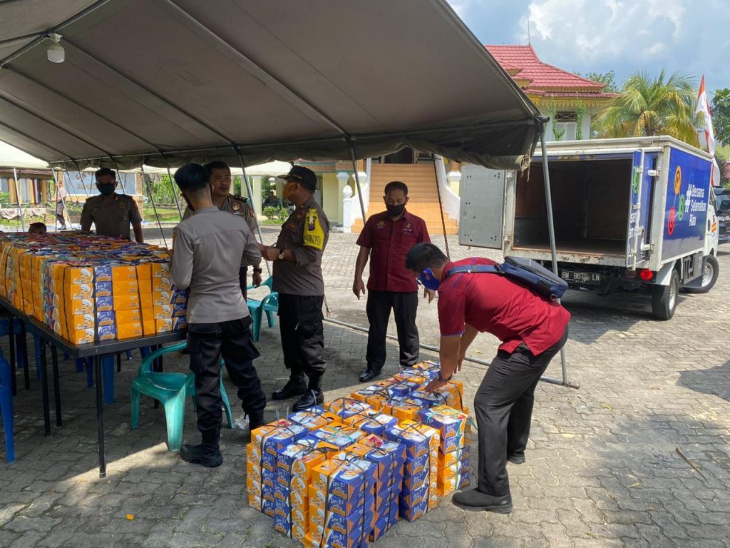 TNI-POLRI di Riau Buka Dapur Umum, Bagikan 900 Nasi Kotak Untuk Masyarakat Terdampak Covid-19