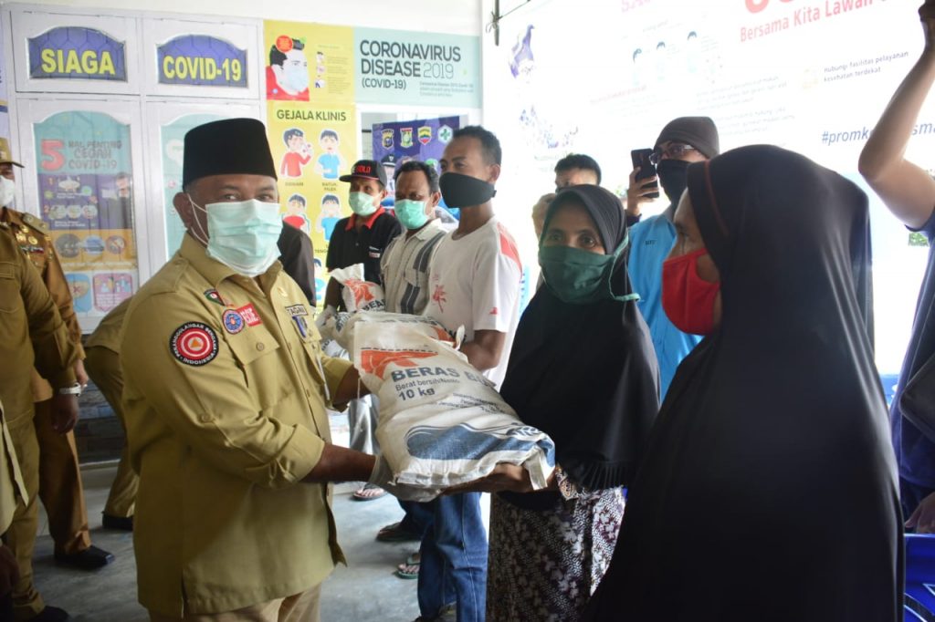 Pemkab Kampar Bagikan Paket Sembako Kepada Masyarakat Desa Pandau Jaya