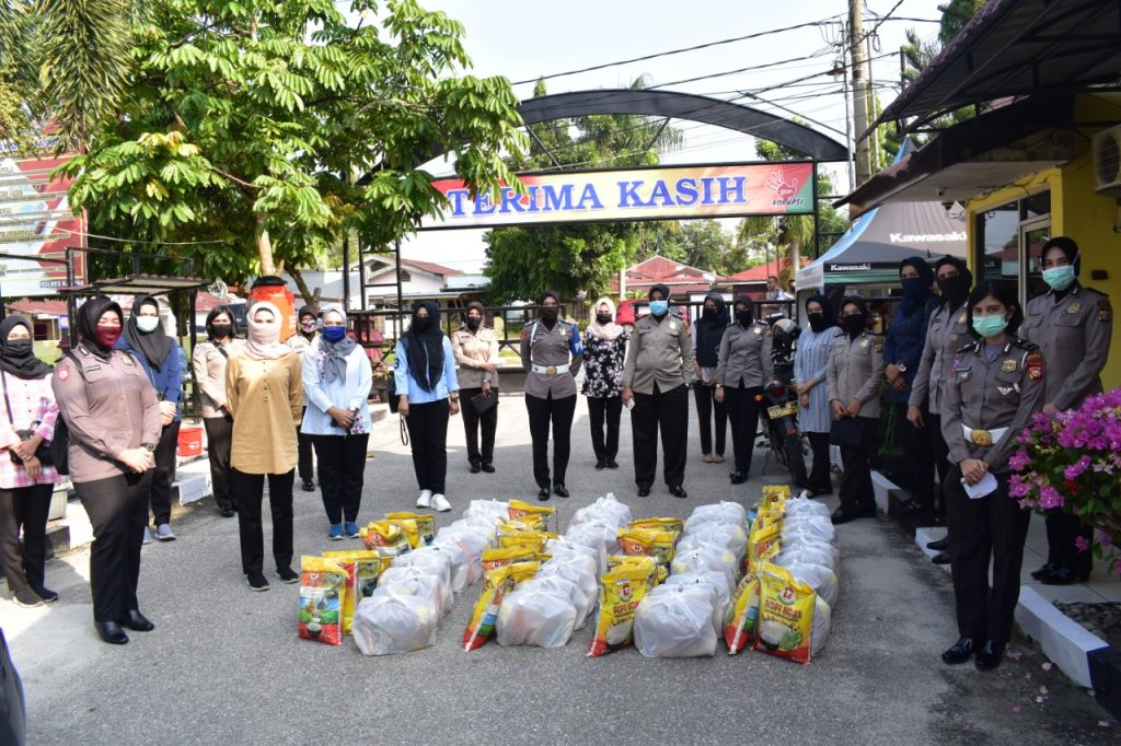 Polwan Polres Kampar Bagi-bagi Sembako Untuk Masyarakat Terdampak Covid-19