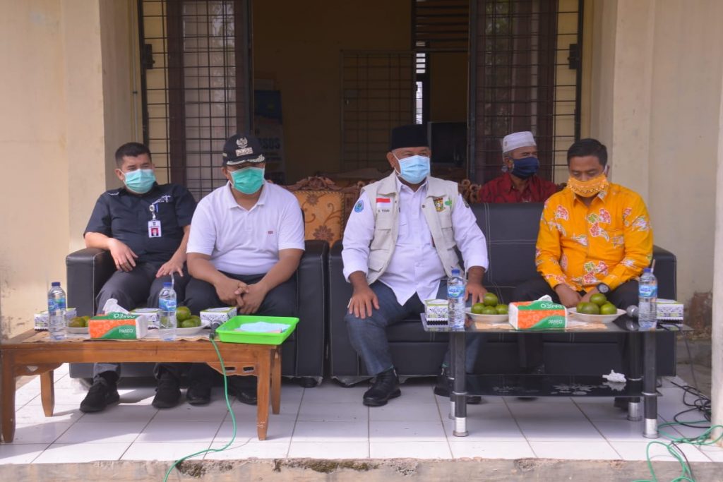 Sekda Kampar Serahkan Bantuan 300 Paket Sembako Kepada Masyarakat