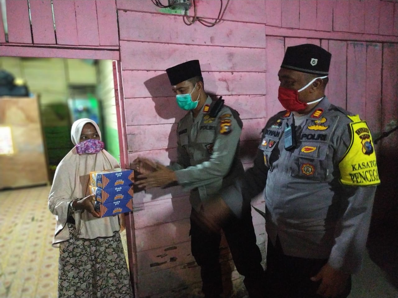 100 Nasi Kotak dari Polres Kampar Diantar Kerumah Warga Kurang Mampu untuk Sahur Pertama Ramadhan