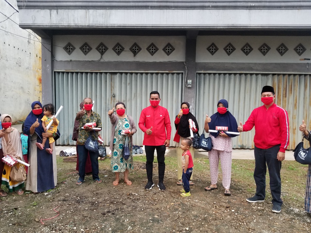 PDI Perjuangan Riau Bagikan Sembako, Masker, dan Hand Sanitizer Kepada Masyarakat