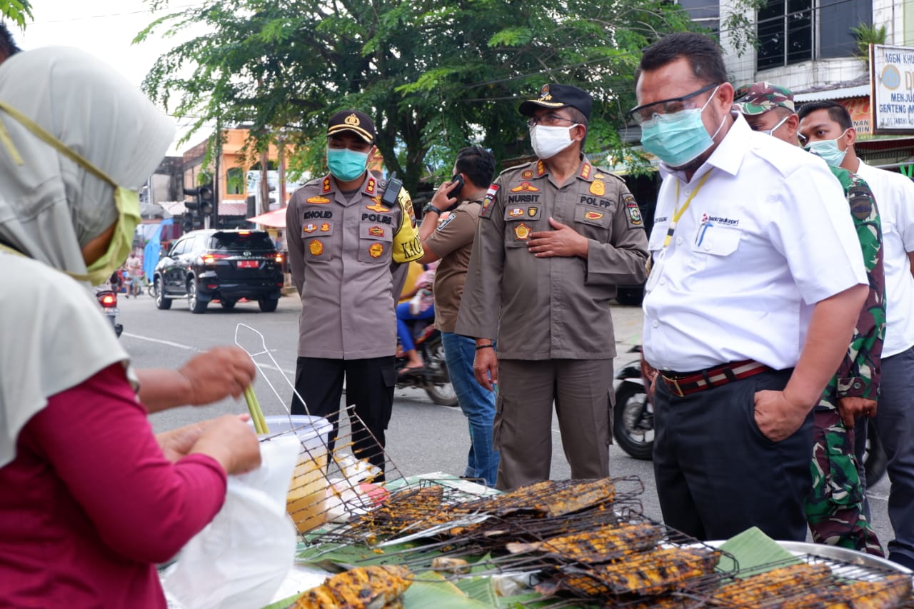 Tinjau Pasar Ramadhan, Catur Ingatkan Jaga Jarak