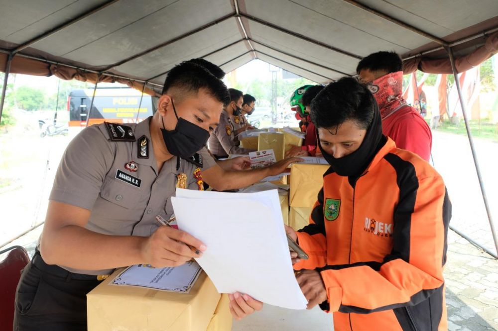 Polda Riau Gandeng Relawan Salurkan Bantuan Covid 19