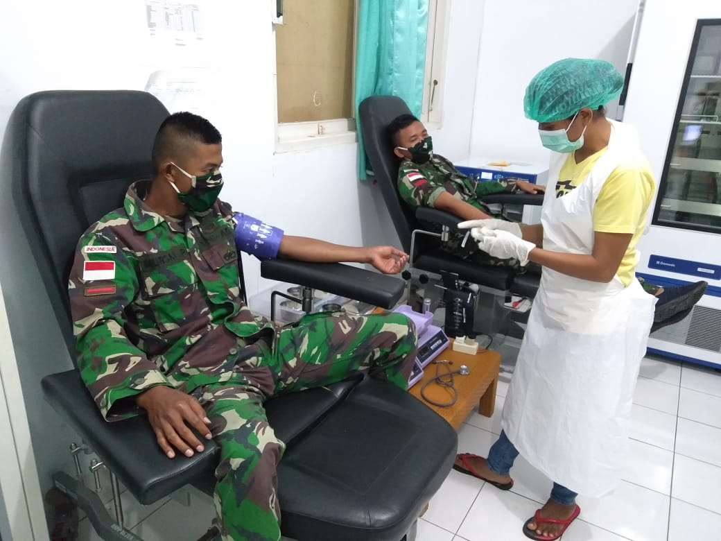 Kepedulian TNI di Perbatasan, Satgas Pamtas RI-RDTL Yonif 132/BS, Donorkan Darah Untuk Pasien Usai Melahirkan