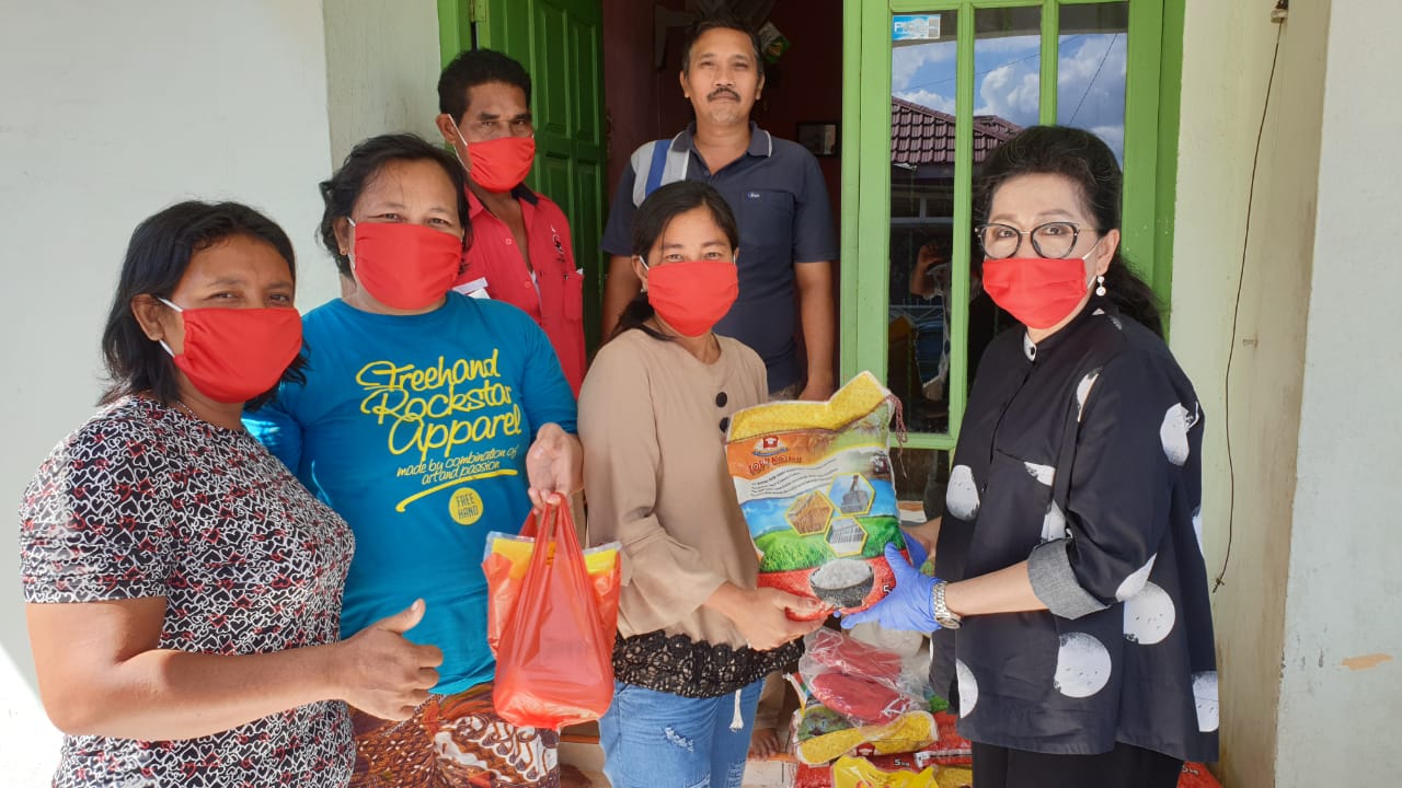 Soni Wati Cegah Dampak Covid-19 dengan Berbagi Sembako dan Ribuan Masker