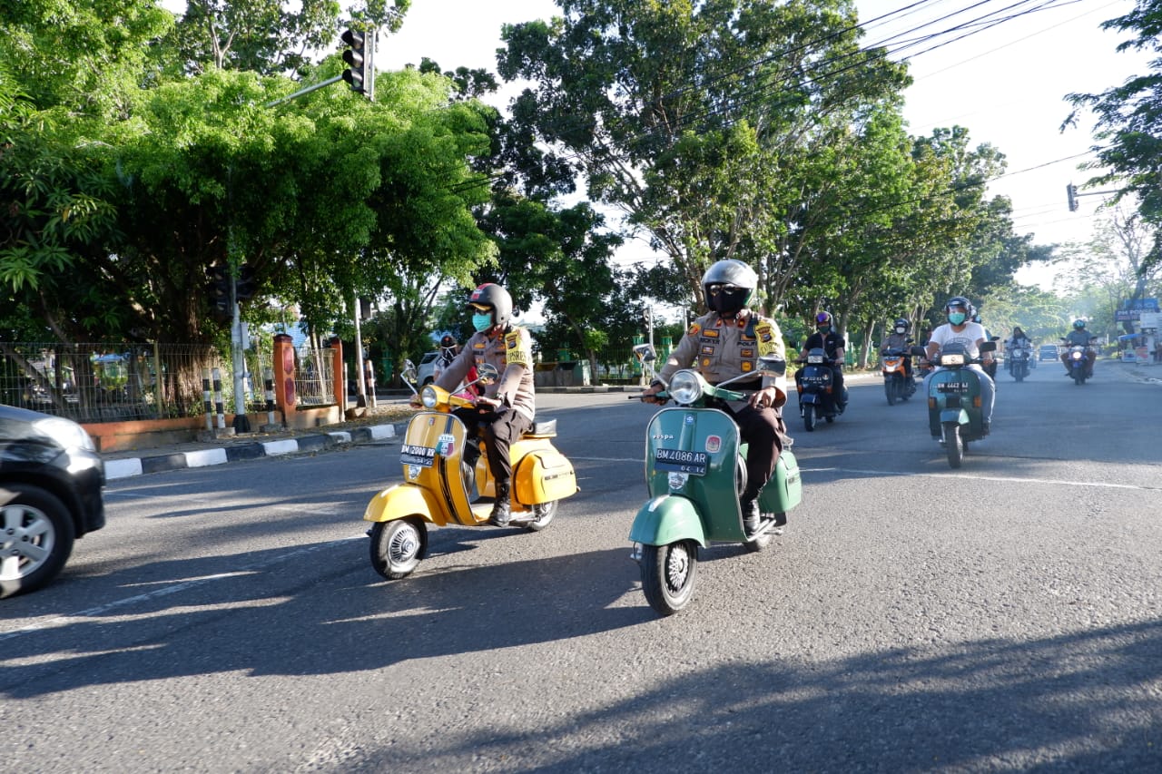 Kendarai Vespa, Kapolres dan Para Pejabat Polres Kampar Bagikan Masker di Pasar Ramadhan