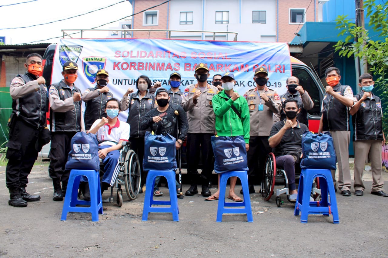 Kakorbinmas Baharkam Polri Sentuh Penyandang Disabilitas Dengan Memberikan Bantuan Berupa Sembako