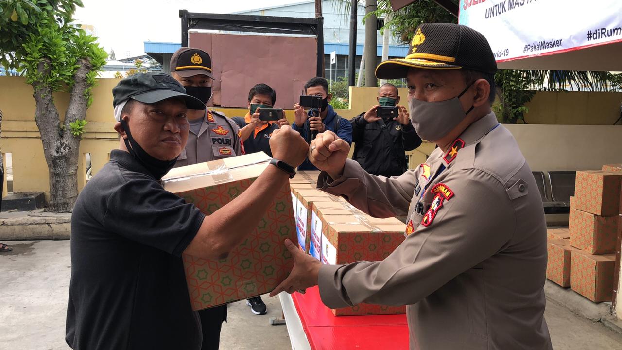 Dirbinpotmas Korbinmas Baharkam Polri Brigjend Pol Edi Murbowo SIK MSI Membagikan 1000 Paket Sembako Kepada Warga