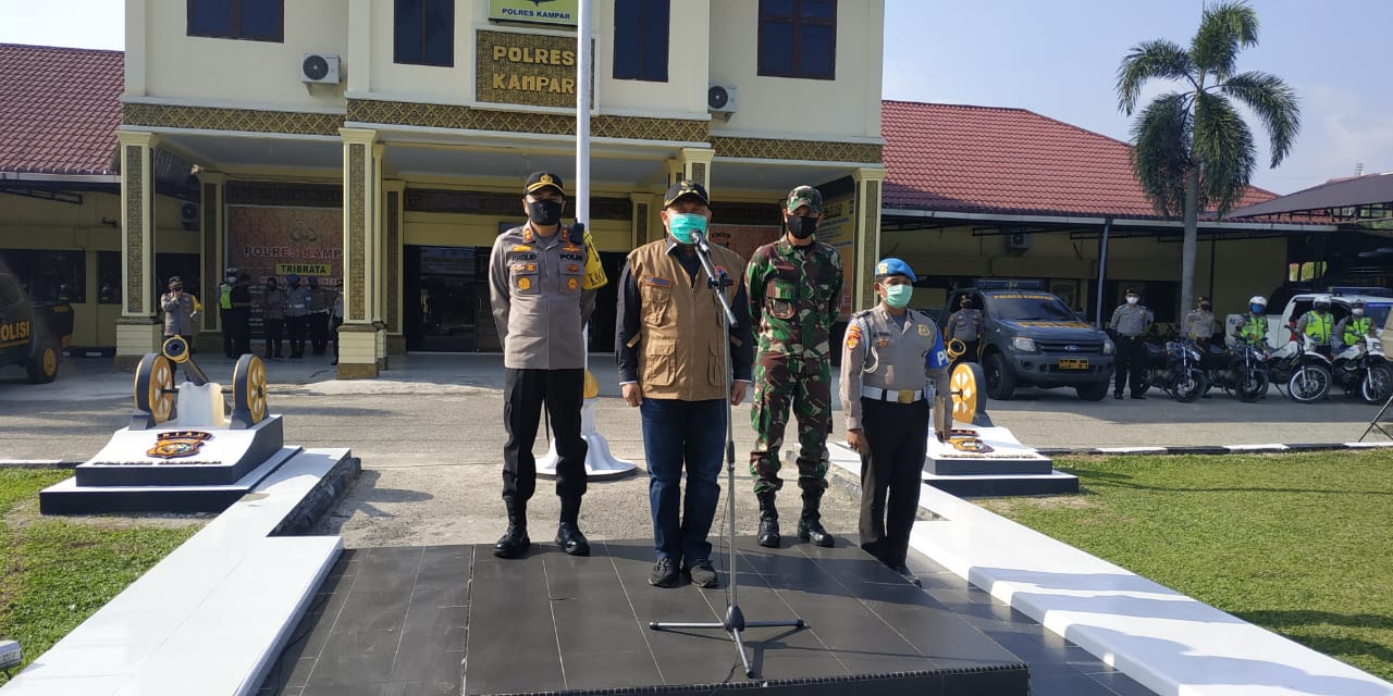 Bupati Didampingi Kapolres dan Kasdim Pimpin Apel Bersama Penyemprotan Desinfektan di Kota Bangkinang