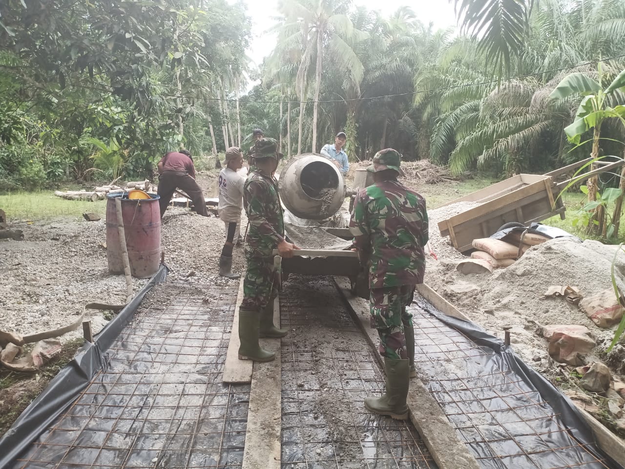 TNI Bersama Masyarakat Membangun Gang Kadiran Di Desa Temiang