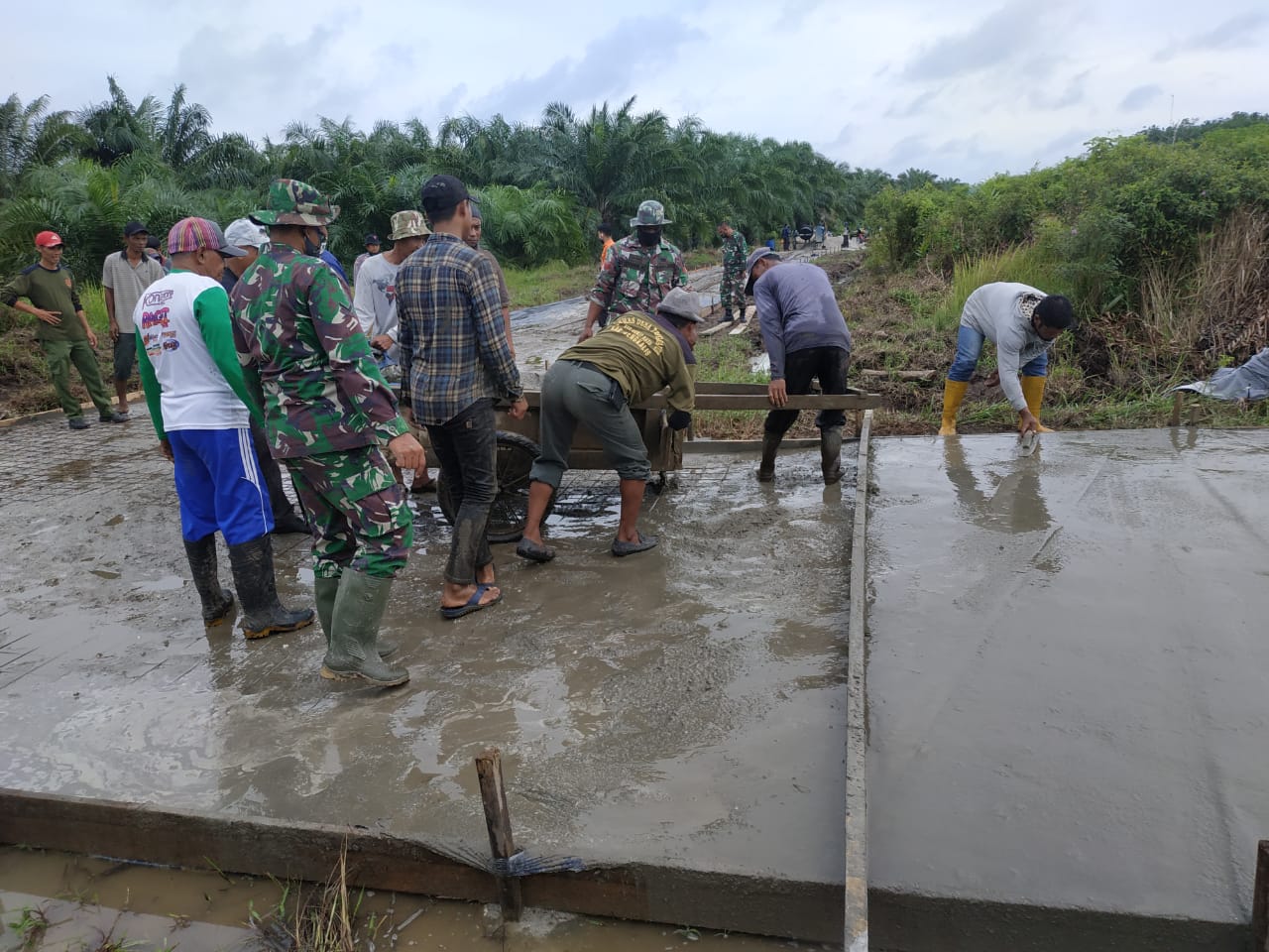 Danramil 07/Bukit Batu Kapten Inf Tarman Sugianto:Berikan Semangat Kepada Masyarakat Tenggayun