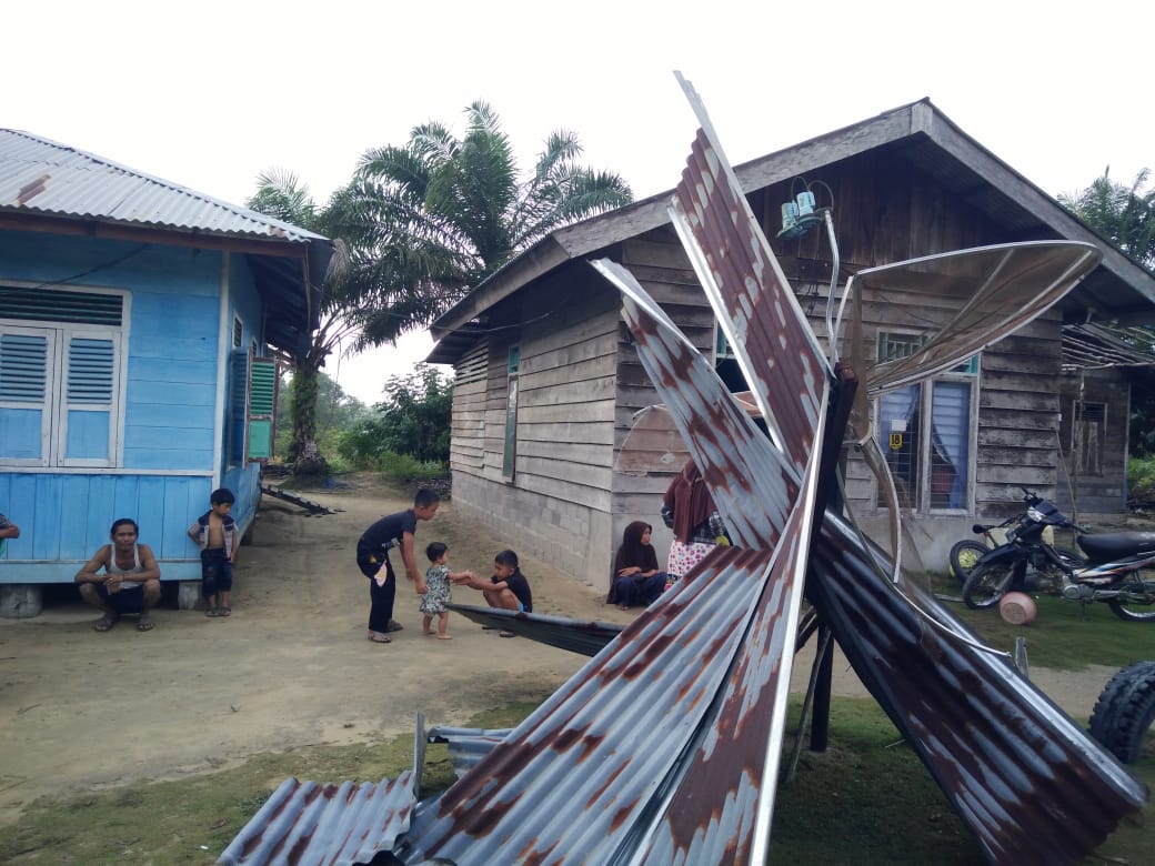 23 Rumah Warga Desa Tambun Di Terjang Angin Puting Beliung