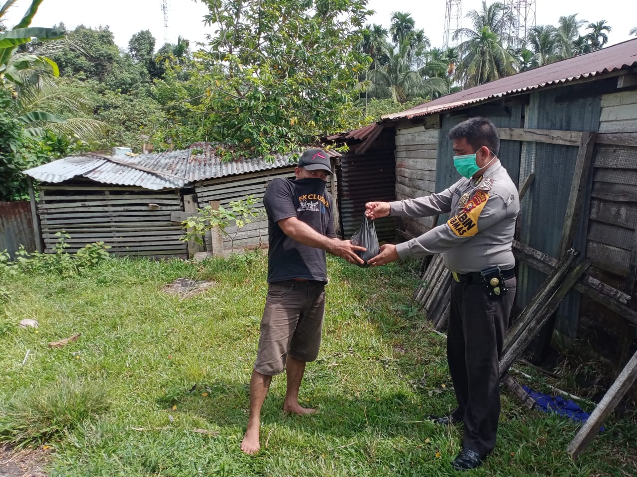 Bhabinkamtibmas Polres Kuansing Keliling Kampung Berbagi Daging Kurban