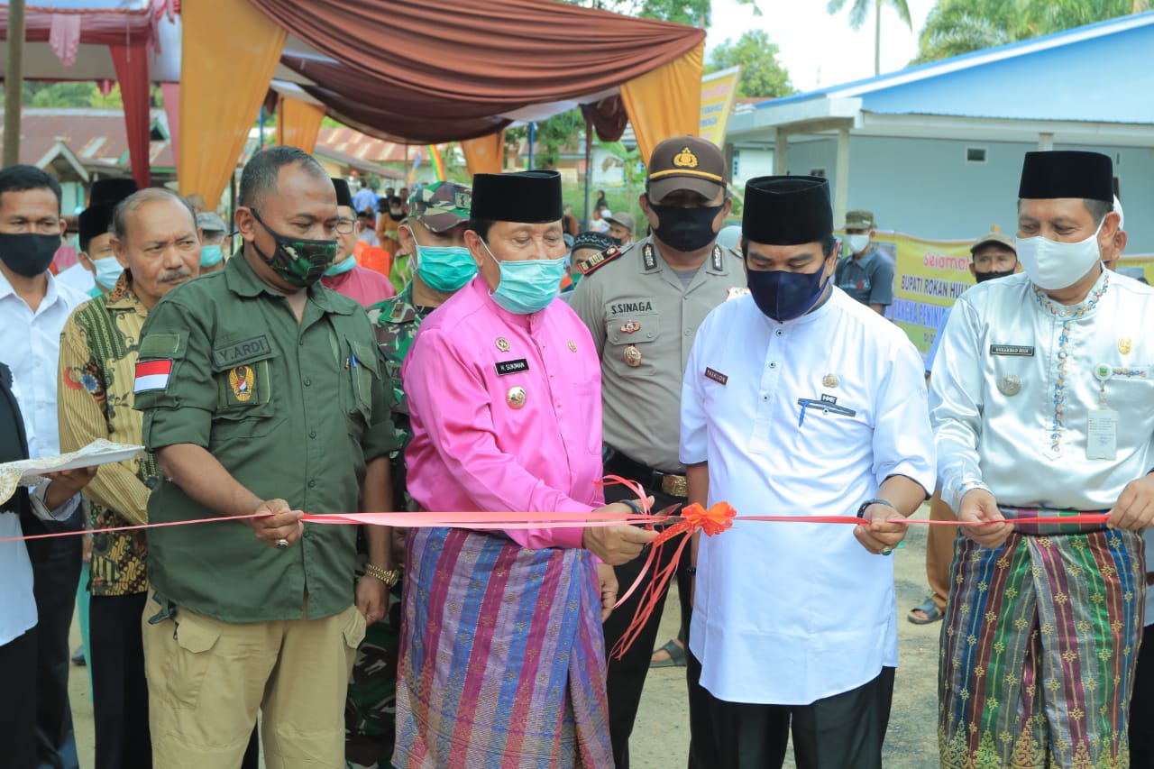 Kunker Ke Desa Puo Raya,Bupati Sukiman Resmikan Jalan Setapak Anggaran Desa