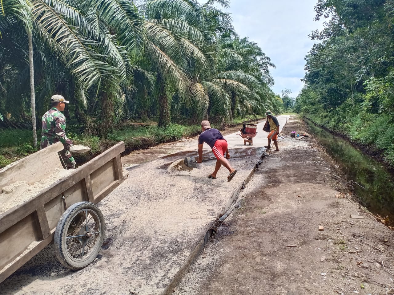 Kedekatan warga warga bersama TNI semakin Erat dalam proses pembangunan infrastruktur