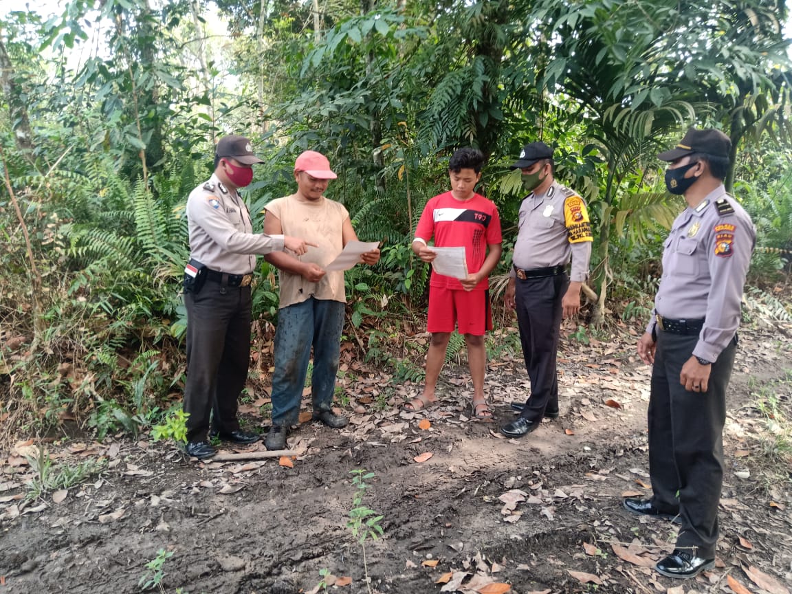 Polsek Pangkalan Kuras Patroli Karhutla Dan Penyebaran Maklumat Kapolda Riau Tentang Larangan Pembakaran Hutan Dan Lahan