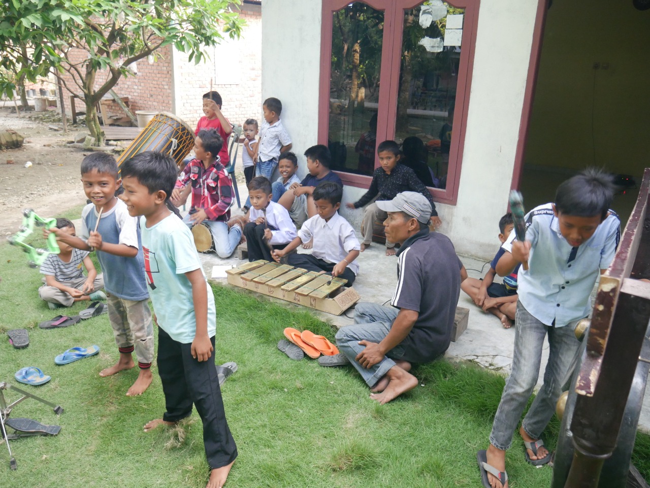 Riuh Anak-Anak Desa Kuapan Bermain Alat Musik Gong