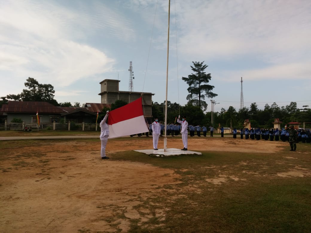 Upacara Peringatan HUT RI Ke- 75 di Kecamatan Kerumutan Berjalan dengan Khidmat