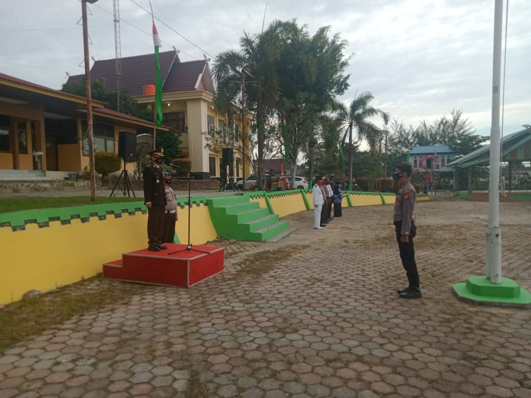 Kapolsek Pangkalan Kuras Menjadi Inspektur Upacara Penurunan Bendera Merah Putih