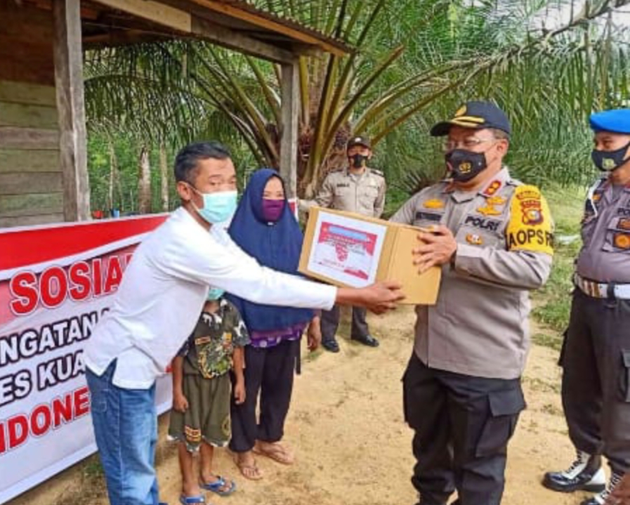 Sempena Hut RI Ke-75,Polres Kuansing Berbagi 1000 Paket Sembako Kepada Warga Terdampak Covid-19