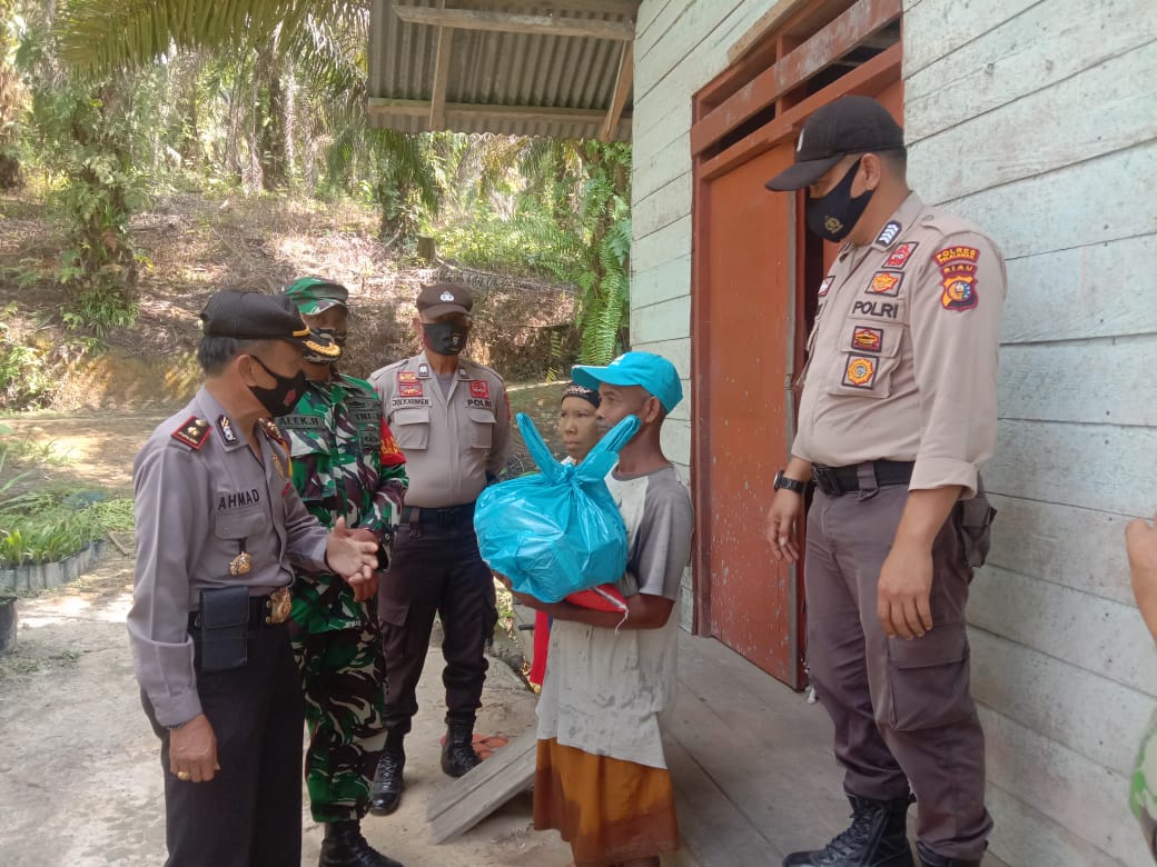 Polsek Pangkalan Kuras Polres Pelalawan Bagikan Beras Kepada Warga Di Wilayah Kecamatan Pangkalan Kuras