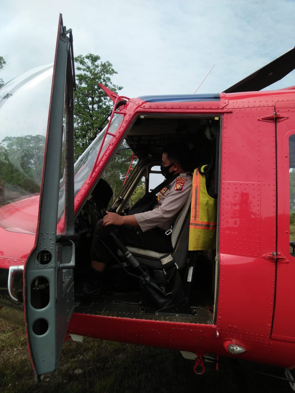 Babinkamtibmas Polsek Bunut Polres Pelalawan Laksanakan Patroli Karhutla Dengan Helikopter Sinarmas