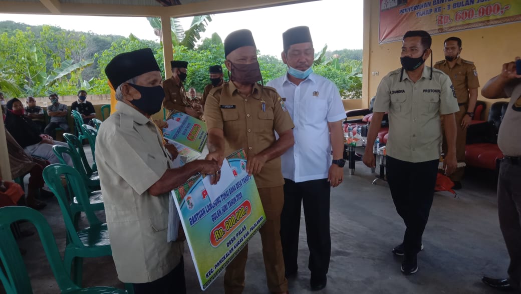 Wakil Bupati Pelalawan Secara Simbolis Serahkan BLT Dana Desa Tahap 3 di Tiga Desa di Kecamatan Pangkalan Kuras