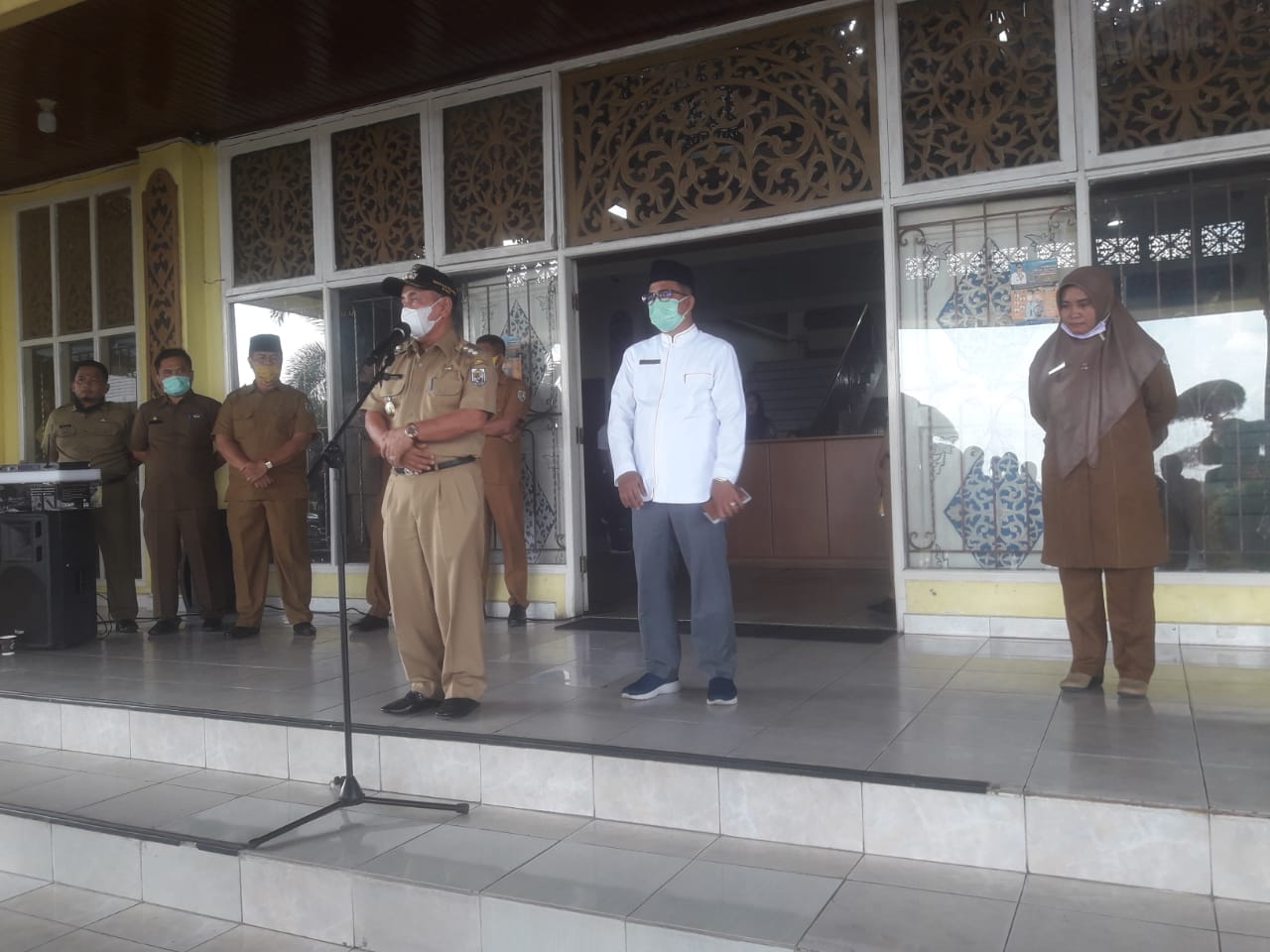 Bupati Pelalawan Serahkan Bantuan BLT Provinsi Secara Simbolis Kepada Wartawan