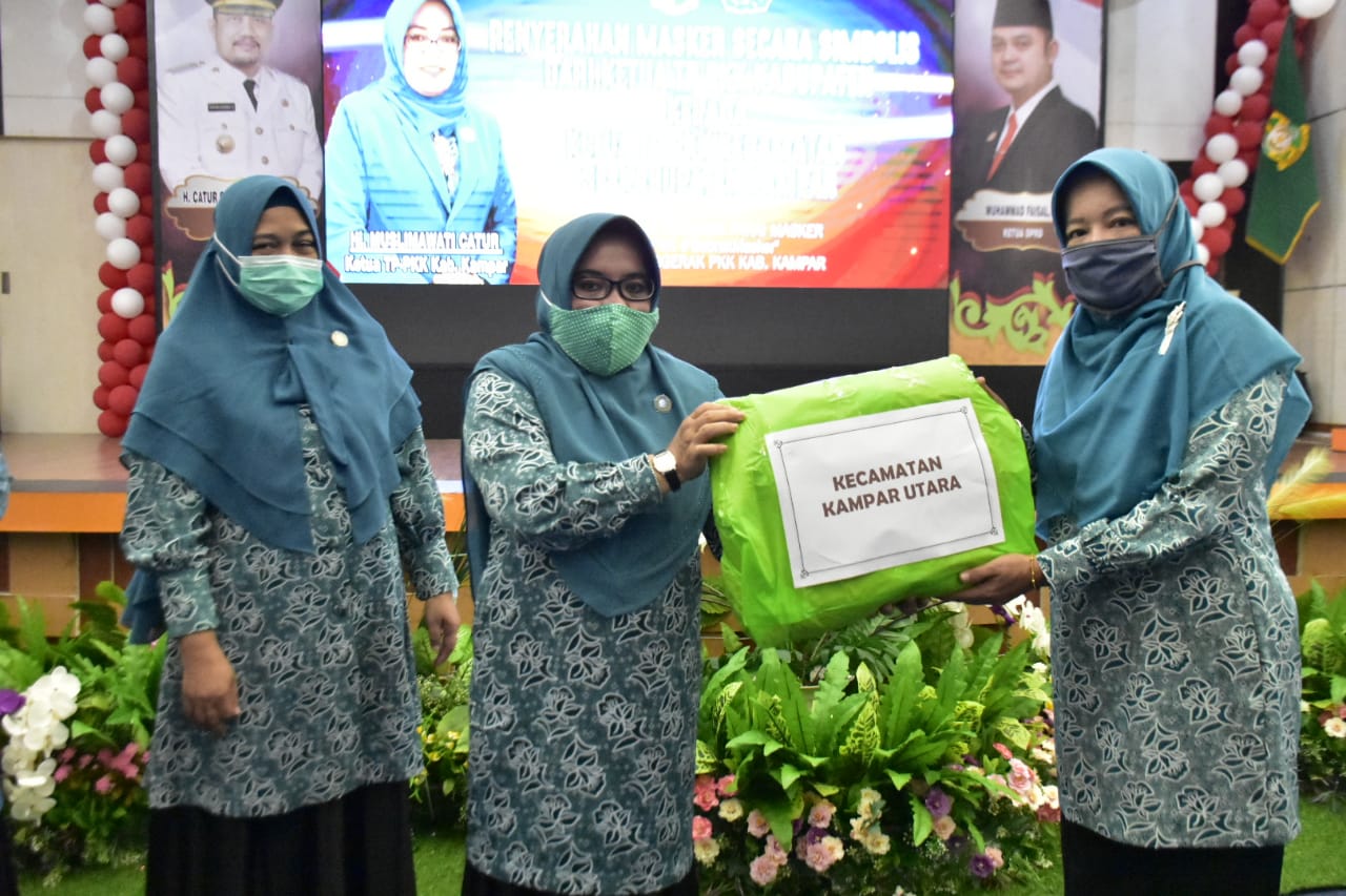 Muslimawati Catur Bagikan 8.400 Masker Kepada Seluruh TP-PKK Kecamatan