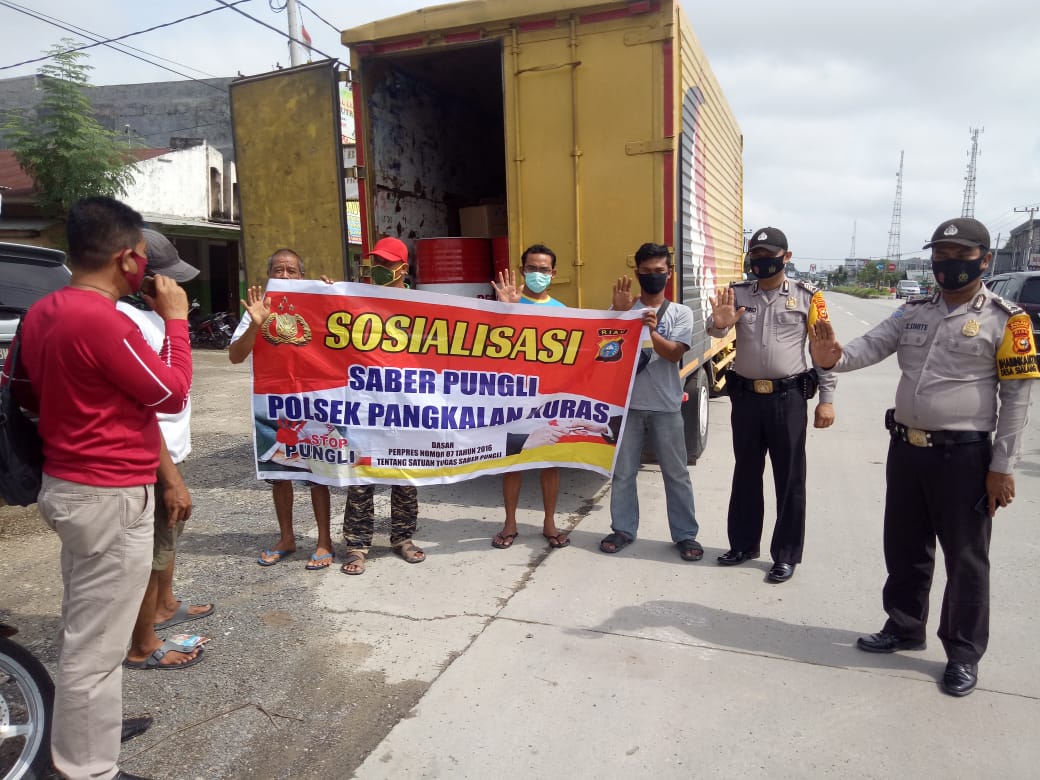 Polsek Pangkalan Kuras Polres Pelalawan Lakukan Sosialisasi Saber Pungli Kepada Sopir Mobil Box